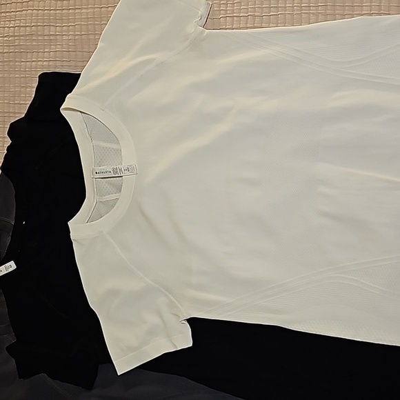 Set of 3 ATHLETA Momentum tees size XS - Picture 7 of 10